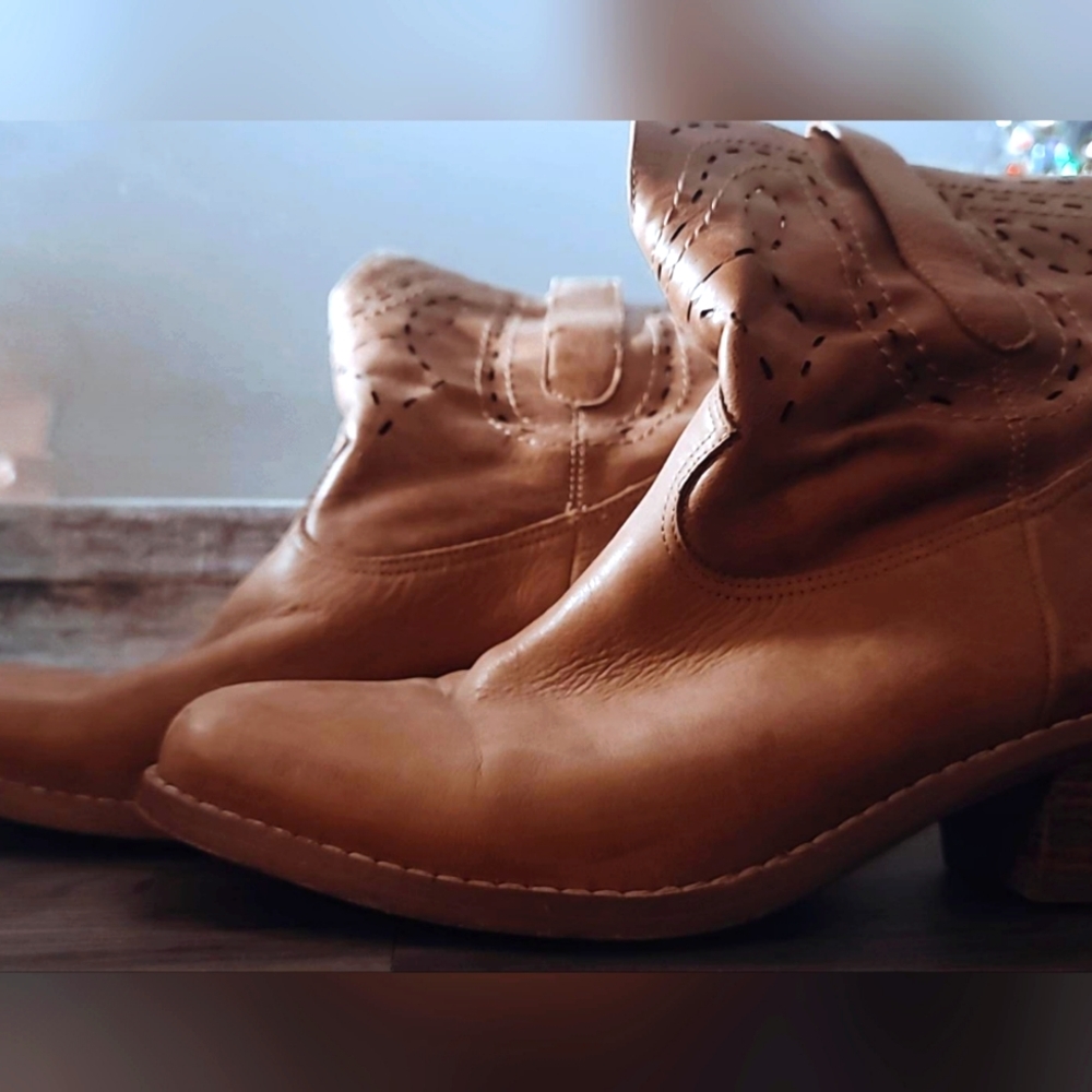 GUESS short cowboy boot